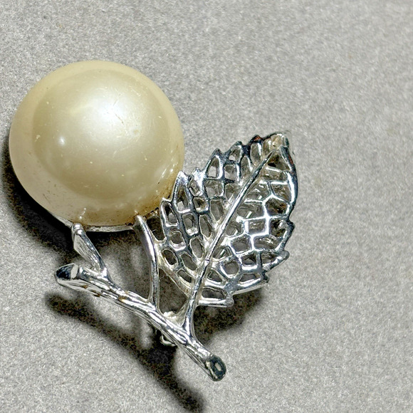 Vintage Sarah Coventry Large Faux Pearl Silver- Tone Domed Pin Brooch - Picture 8 of 12